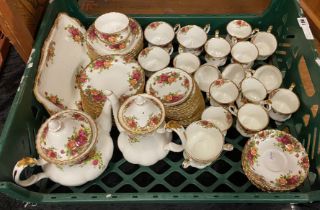 TRAY OF ROYAL ALBERT COUNTRY ROSE - PART SERVICE