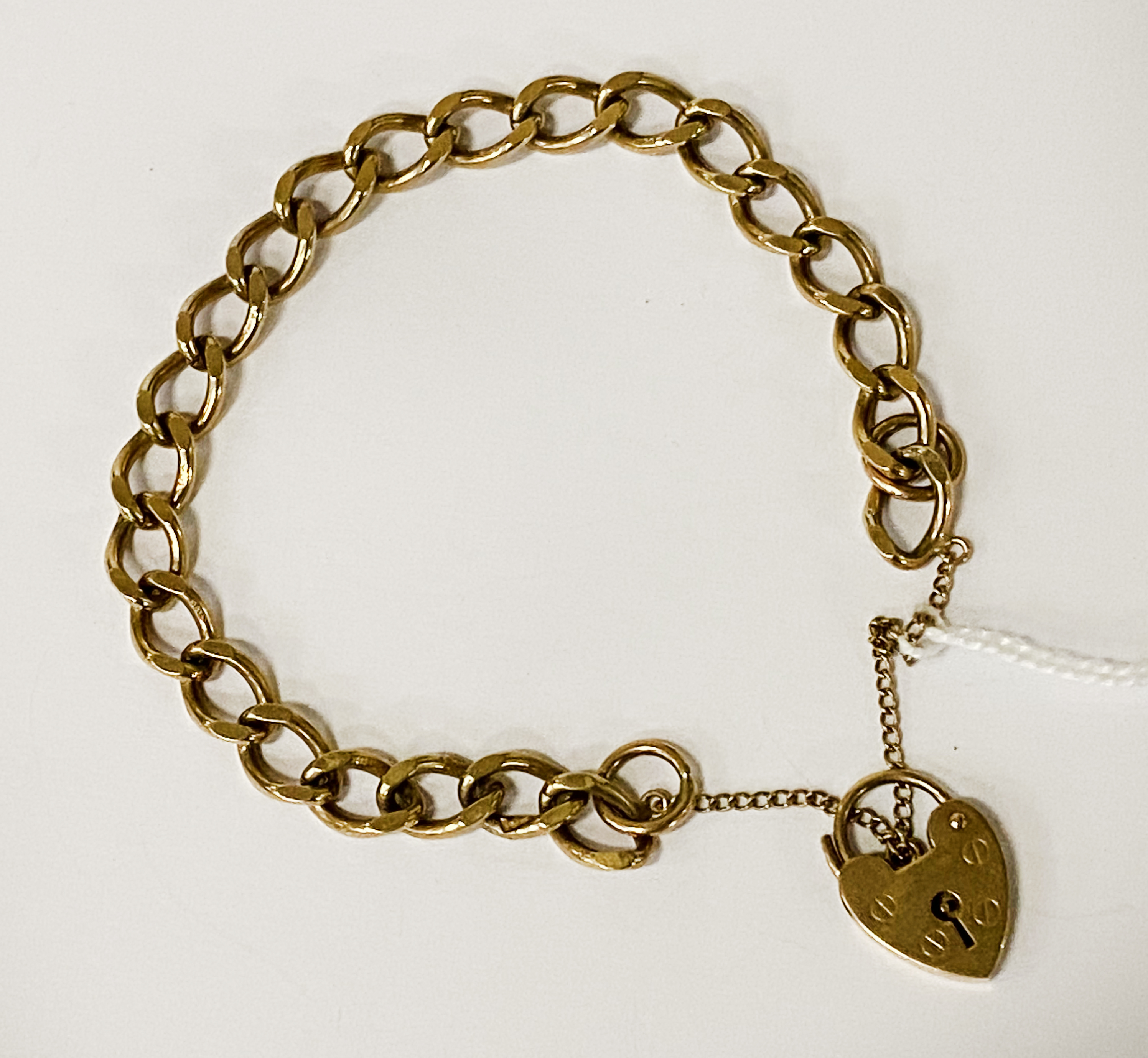 9CT GOLD CURB BRACELET WITH HEART PADLOCK - APPROX 13.6 GRAMS