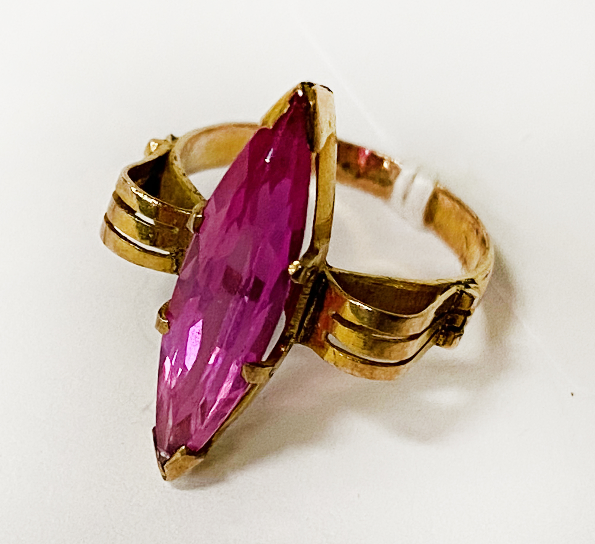 12CT GOLD PINK SAPPHIRE RING - SIZE H / I