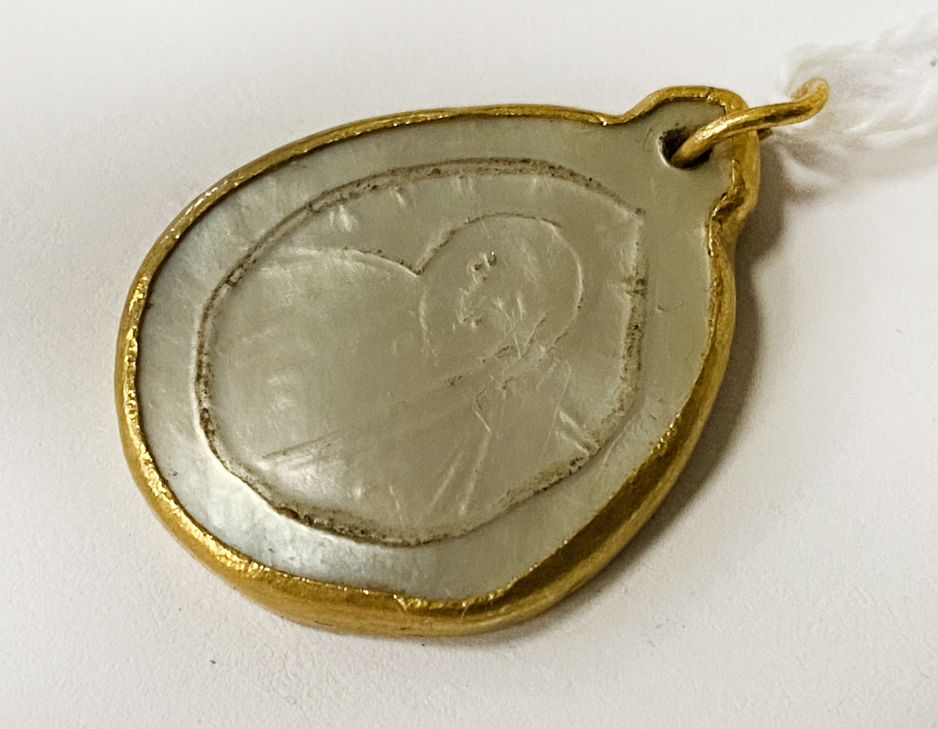 24CT GOLD, MOTHER OF PEARL ANTIQUE PENDANT