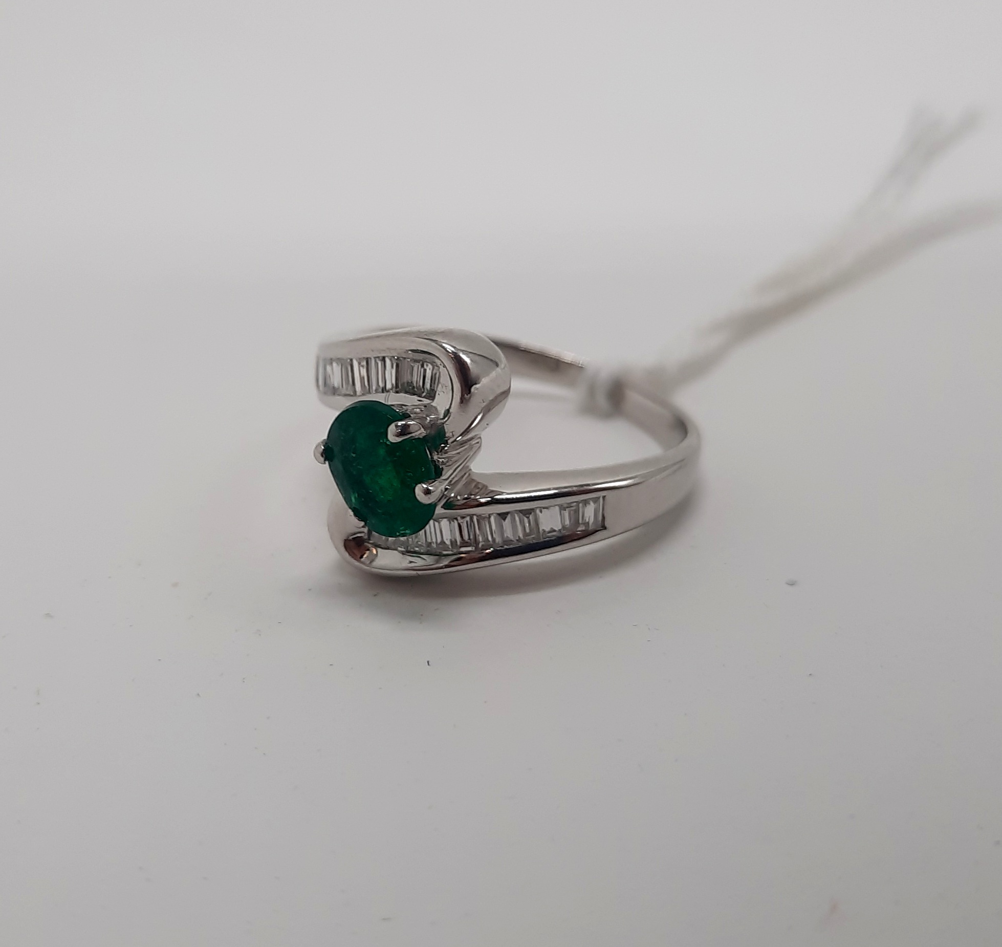 18CT WHITE GOLD NATURAL EMERALD RING 0.50 POINTS OF DIAMONDS APPROX