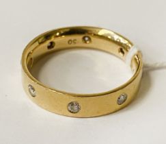 18CT GOLD GENTS RING - APPROX 0.50 POINTS OF DIAMONDS - SIZE S