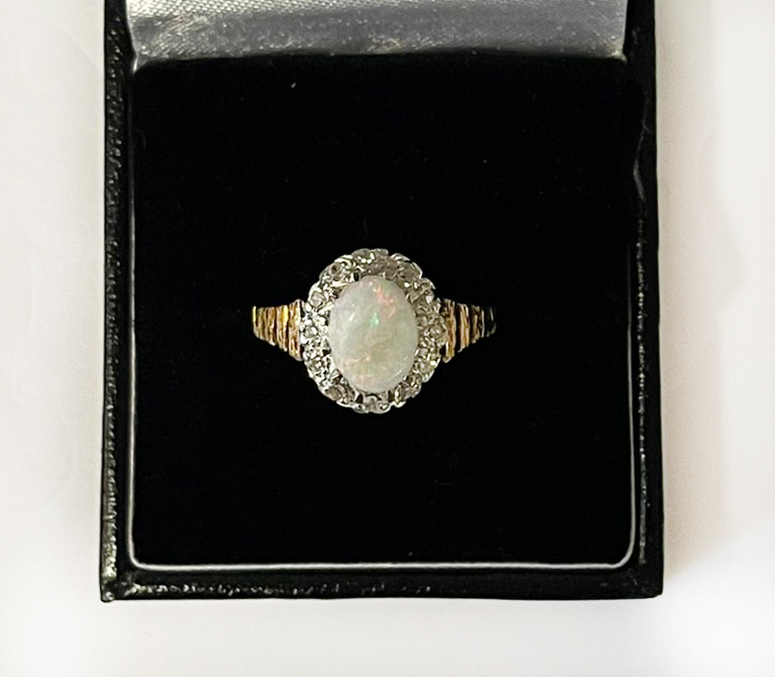 18CT GOLD OPAL & DIAMOND RING 4.7 GRAMS APPROX