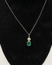 18CT GOLD 1 CARAT EMERALD & DIAMOND PENDANT - APPROX 0.40 POINTS OF DIAMONDS