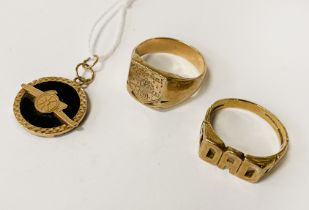 TWO 9CT GOLD GENTS RINGS & A PENDANT - SIZES U & V - OVER 14 GRAMS IN TOTAL