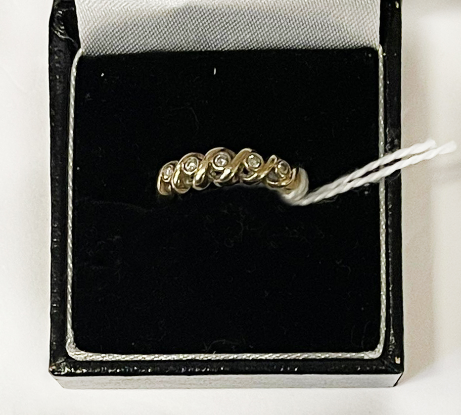 9CT GOLD RING - APPROX 2.6 GRAMS, APPROX 0.25 POINTS OF DIAMONDS - SIZE K