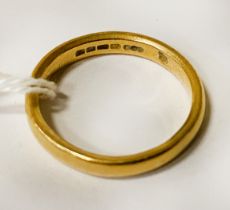18CT GOLD WEDDING BAND - SIZE U - APPROX 8.2 GRAMS
