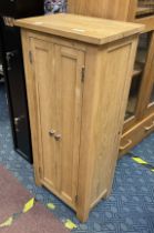 SMALL OAK CUPBOARD