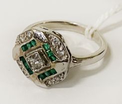 18CT WHITE GOLD EMERALD & DIAMOND RING - APPROX 6 GRAMS - SIZE N