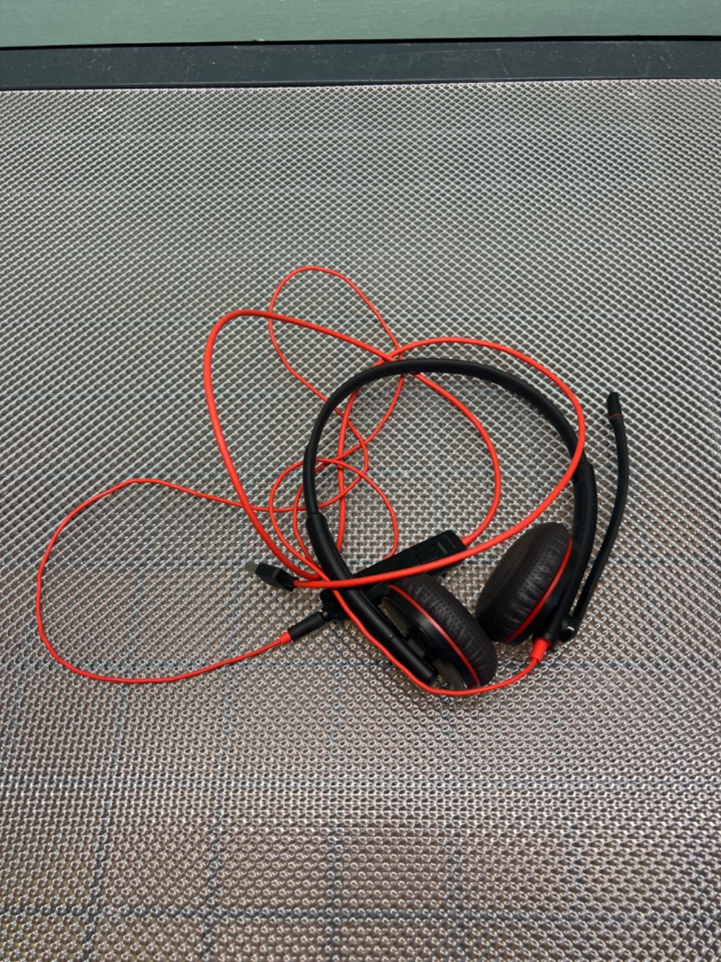 Plantronics - Blackwire 3220 USB-A Wired Headset - Dual Ear (Stereo) with Boom Mic - Connect to PC/ - Image 3 of 3