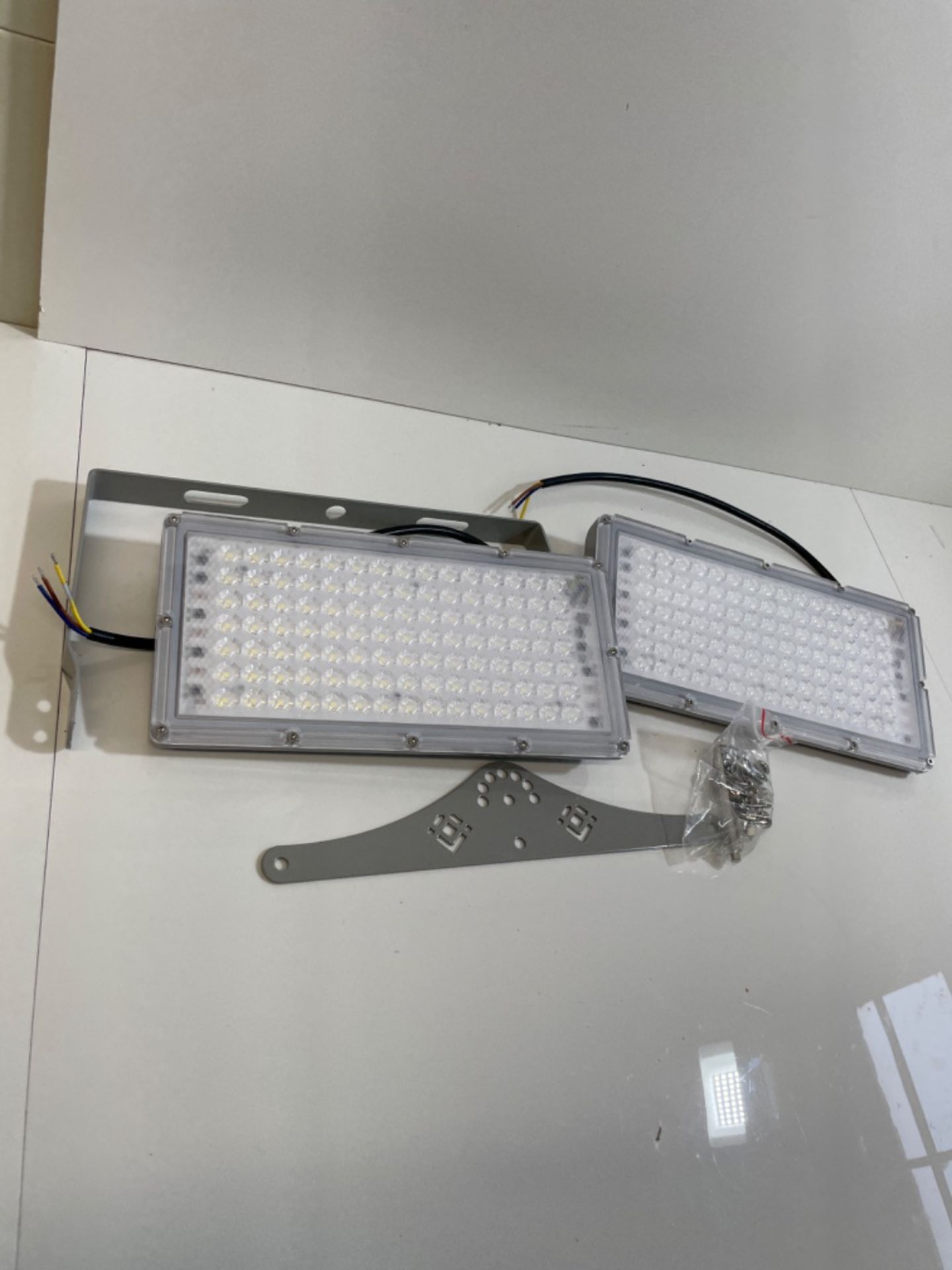 Viugreum 300W Outdoor LED Floodlight, IP66 Waterproof Spotlight Security Light, Super Bright 24000l - Image 2 of 3