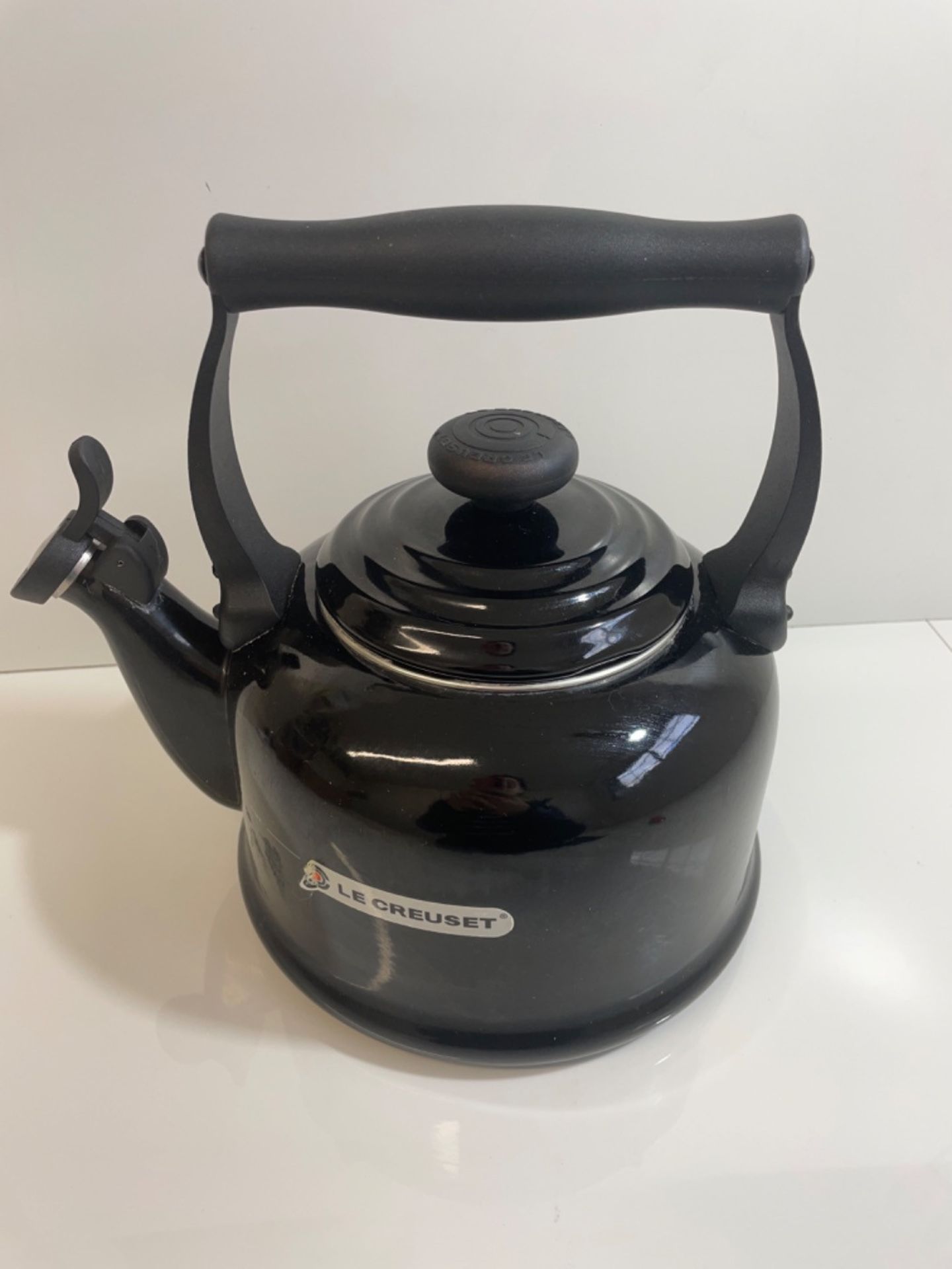 Le Creuset Traditional Stove-Top Kettle with Whistle, Suitable for All Hob Types Including Inductio - Image 2 of 3