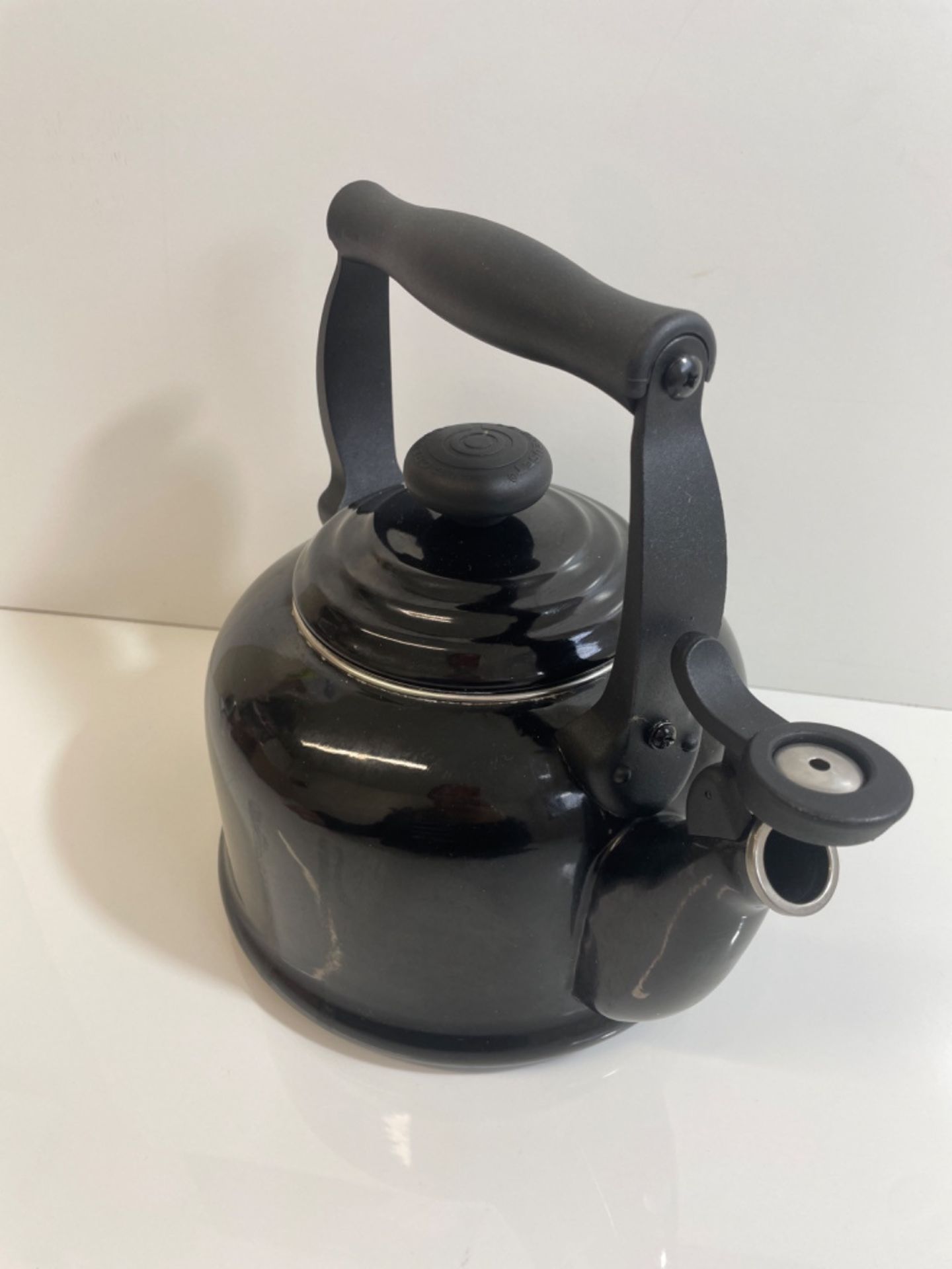 Le Creuset Traditional Stove-Top Kettle with Whistle, Suitable for All Hob Types Including Inductio - Image 3 of 3