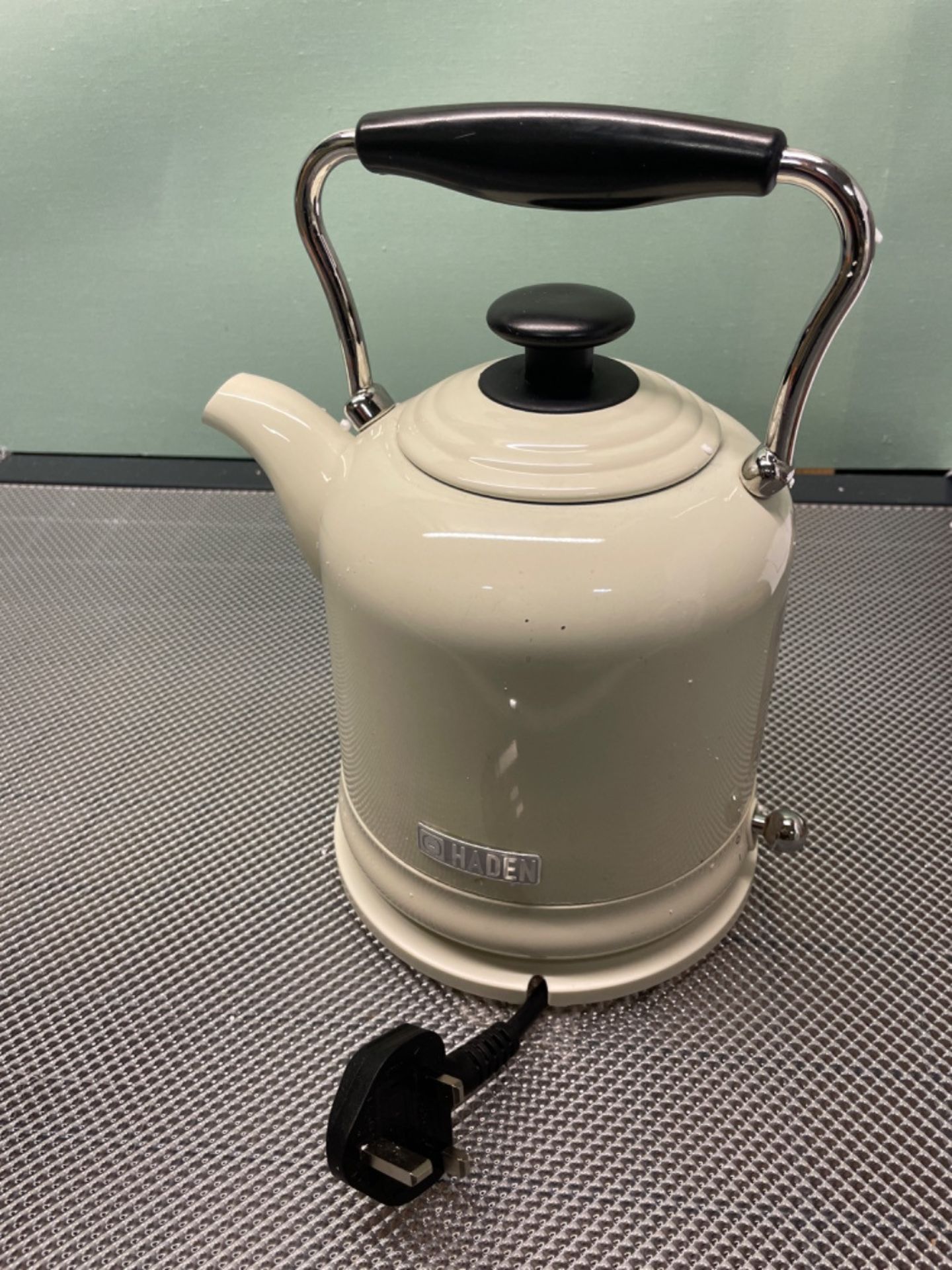 Haden Highclere Cream Kettle - 3000W Fast Boil Stainless Steel Kettle, Cordless, 360 Base, Cup Mark - Image 3 of 3