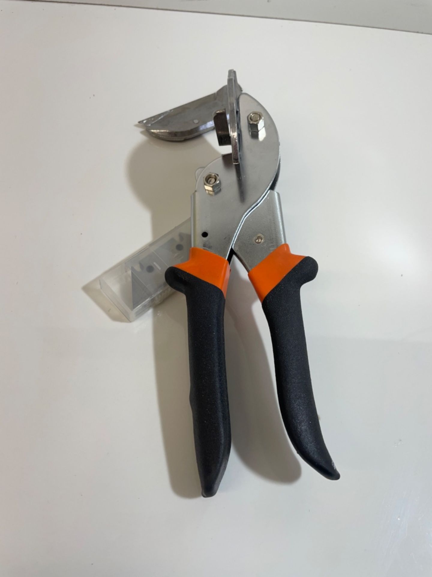 HOHXEN 45° -135° Angle Miter Shear Cutter,Multi-Function Trunking Scissors,Quarter Round Cutting  - Image 2 of 3