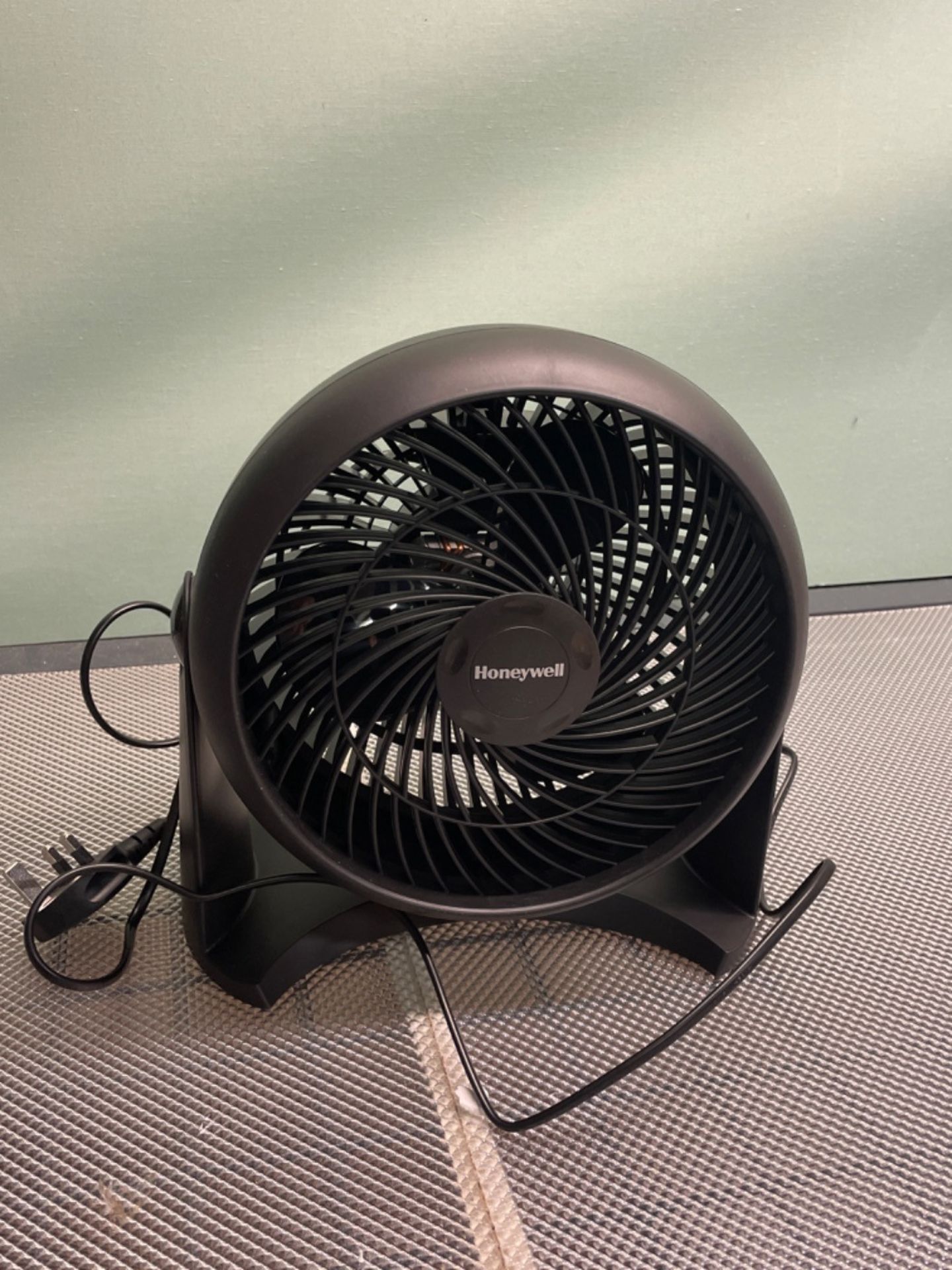 Honeywell TurboForce Power Fan (Quiet Operation Cooling, 90Â° Variable Tilt, 3 Speed Settings, Wa - Image 2 of 3