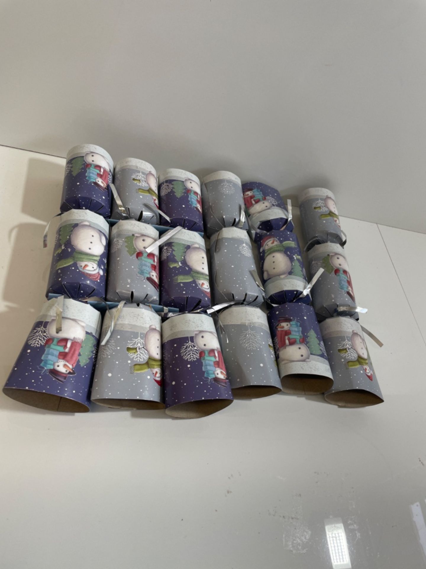 OnlineStreet The Snowman Christmas Crackers | Pack of 6 Crackers With Novelty Gifts | Decor Pack Pa - Image 2 of 3