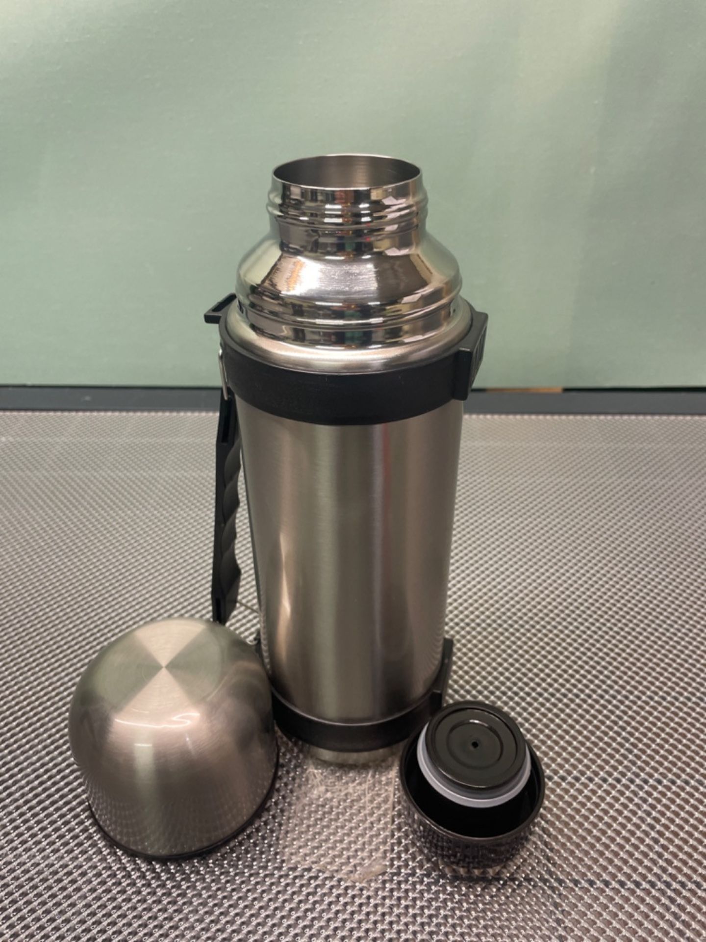 MasterClass Vacuum Flask with Handle, Stainless Steel, for Hot and Cold Drinks, 1 Litre (1.75 Pints - Image 2 of 3