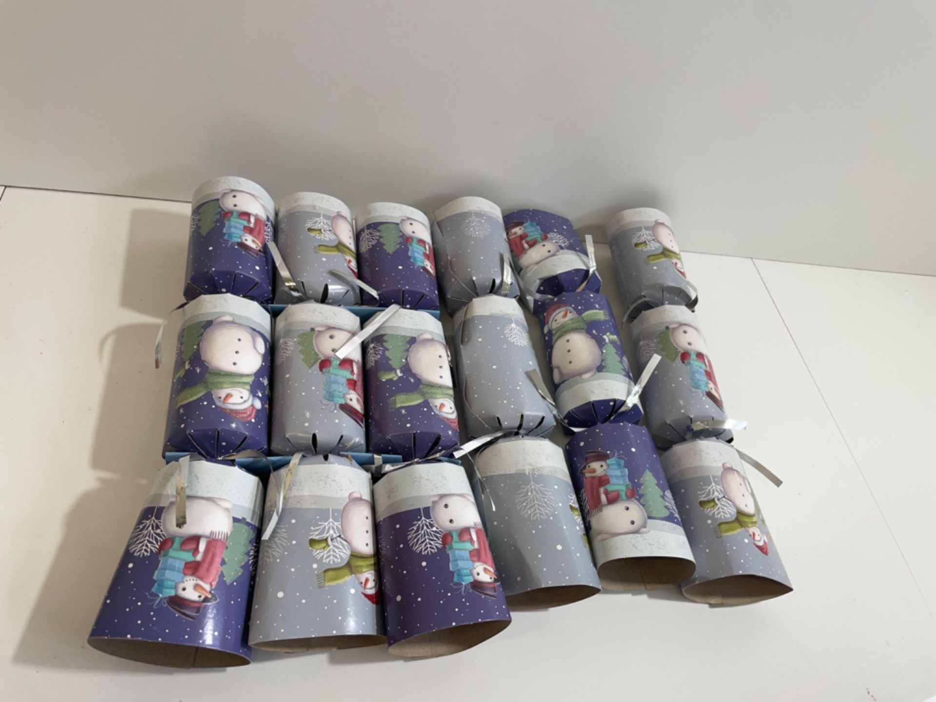 OnlineStreet The Snowman Christmas Crackers | Pack of 6 Crackers With Novelty Gifts | Decor Pack Pa - Image 3 of 3