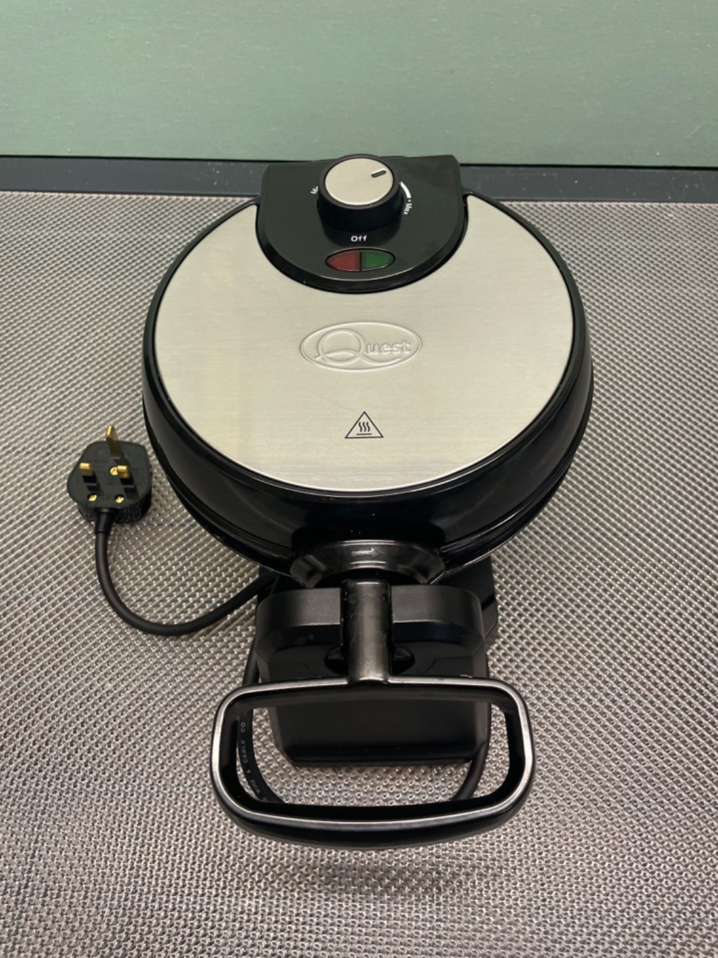 Quest 35969 Rotating Belgian Waffle Maker / Non Stick Plates / Temperature Control / Cooks up to 4  - Image 3 of 3