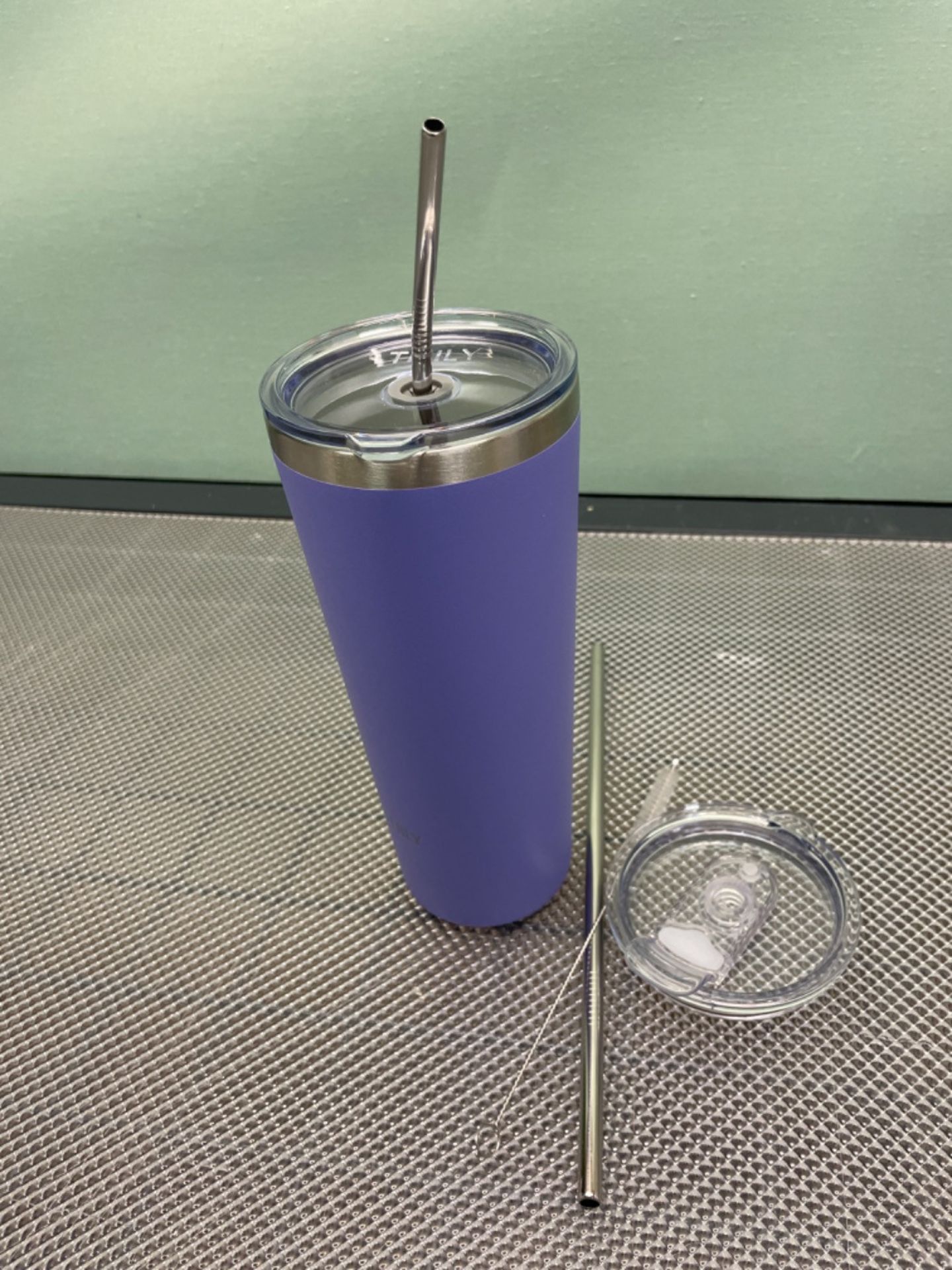 THILY Tumbler Stainless Steel Travel Mug 780 ml Triple-Insulated Coffee Cup with 2 Lids and Straws, - Image 3 of 3