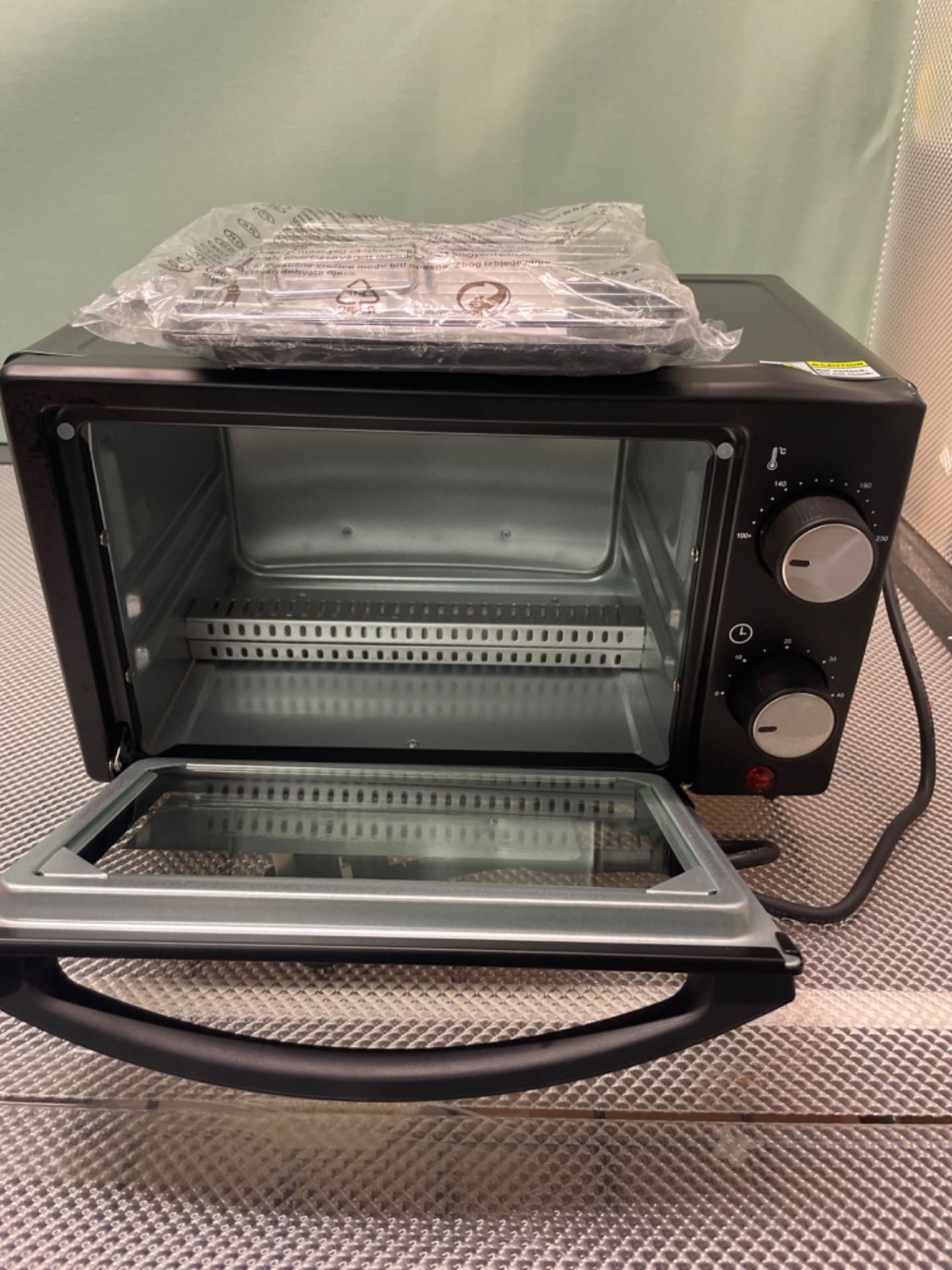 Geepas 9L Mini Oven ??650W Countertop Electric Cooker & 60 Mins Timer ??Baking Tray & Wire Rack - Image 2 of 3