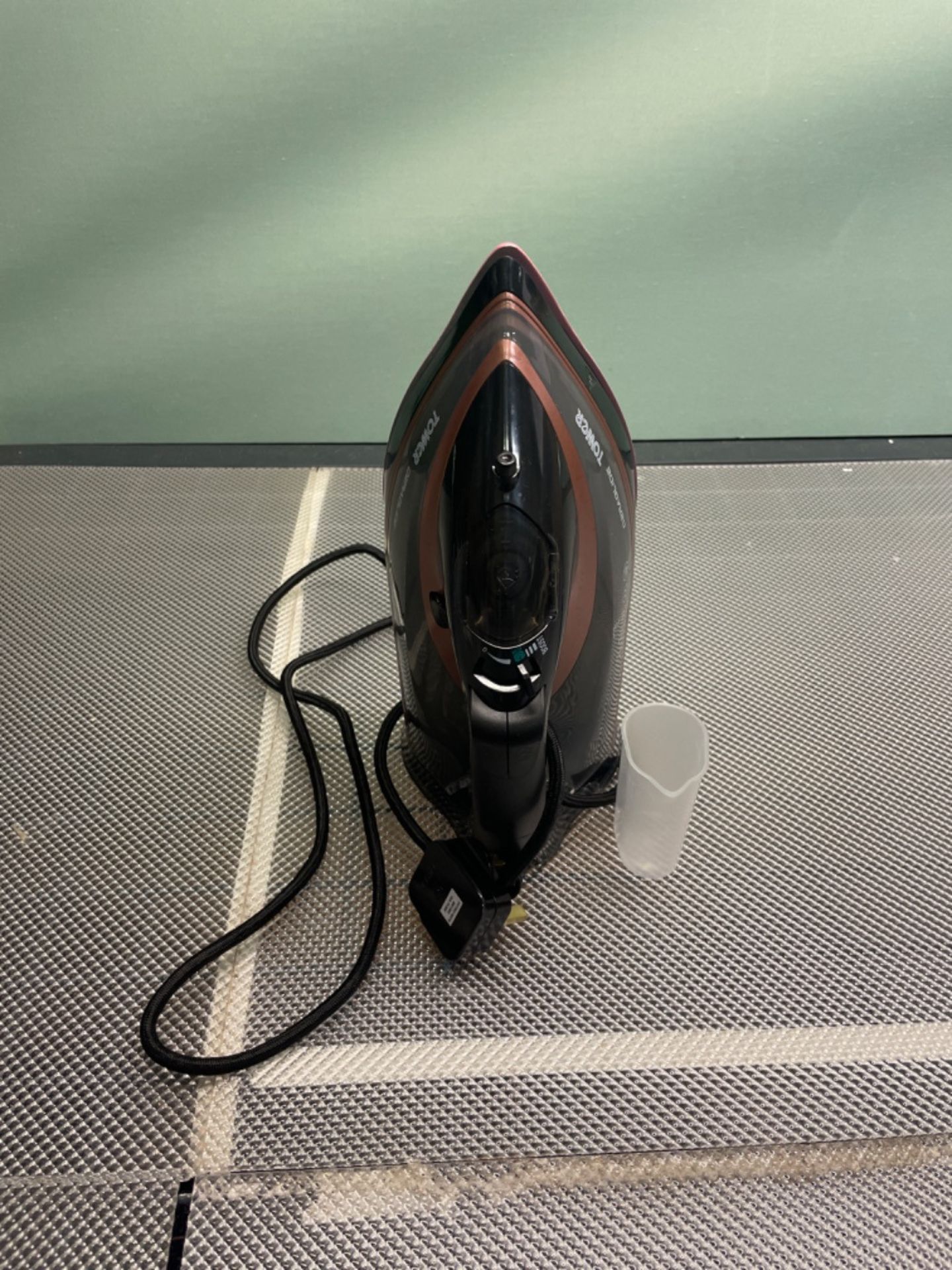 Tower T22013 CeraGlide Steam Iron, Ceramic Sole Plate, 3100 W, Rose Gold and Black. - Image 2 of 3