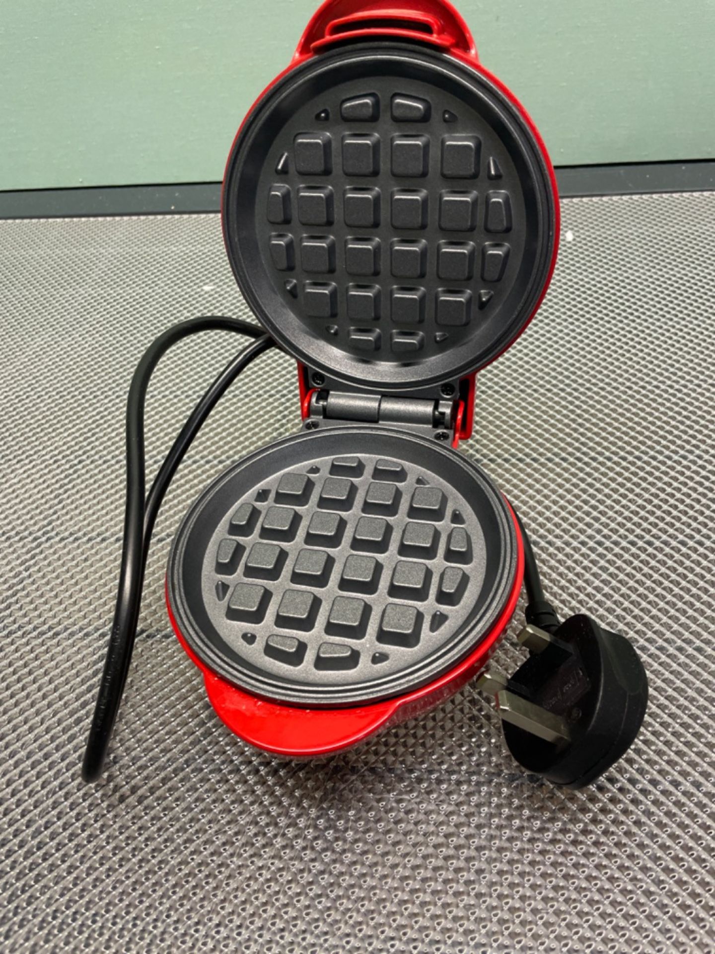 Giles & Posner? EK4214G Mini Waffle Maker, Non-Stick Electric Waffle Machine, 550 W, Compact Snack - Image 2 of 3