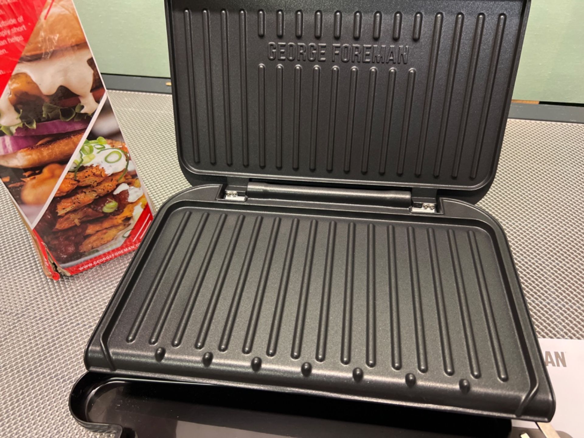 George Foreman 25810 Medium Fit Grill - Versatile Griddle, Hot Plate and Toastie Machine with Impro - Image 2 of 3