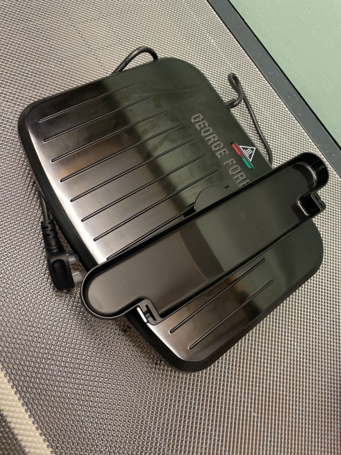 George Foreman Medium Electric Fit Grill [Non stick, Healthy, Griddle, Toastie, Hot plate, Panini,  - Image 2 of 3