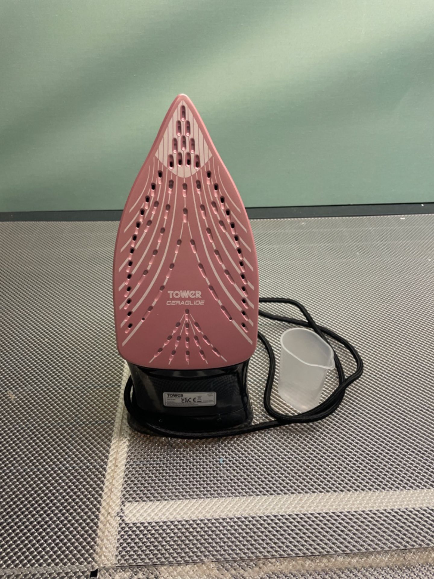 Tower T22013 CeraGlide Steam Iron, Ceramic Sole Plate, 3100 W, Rose Gold and Black. - Image 3 of 3