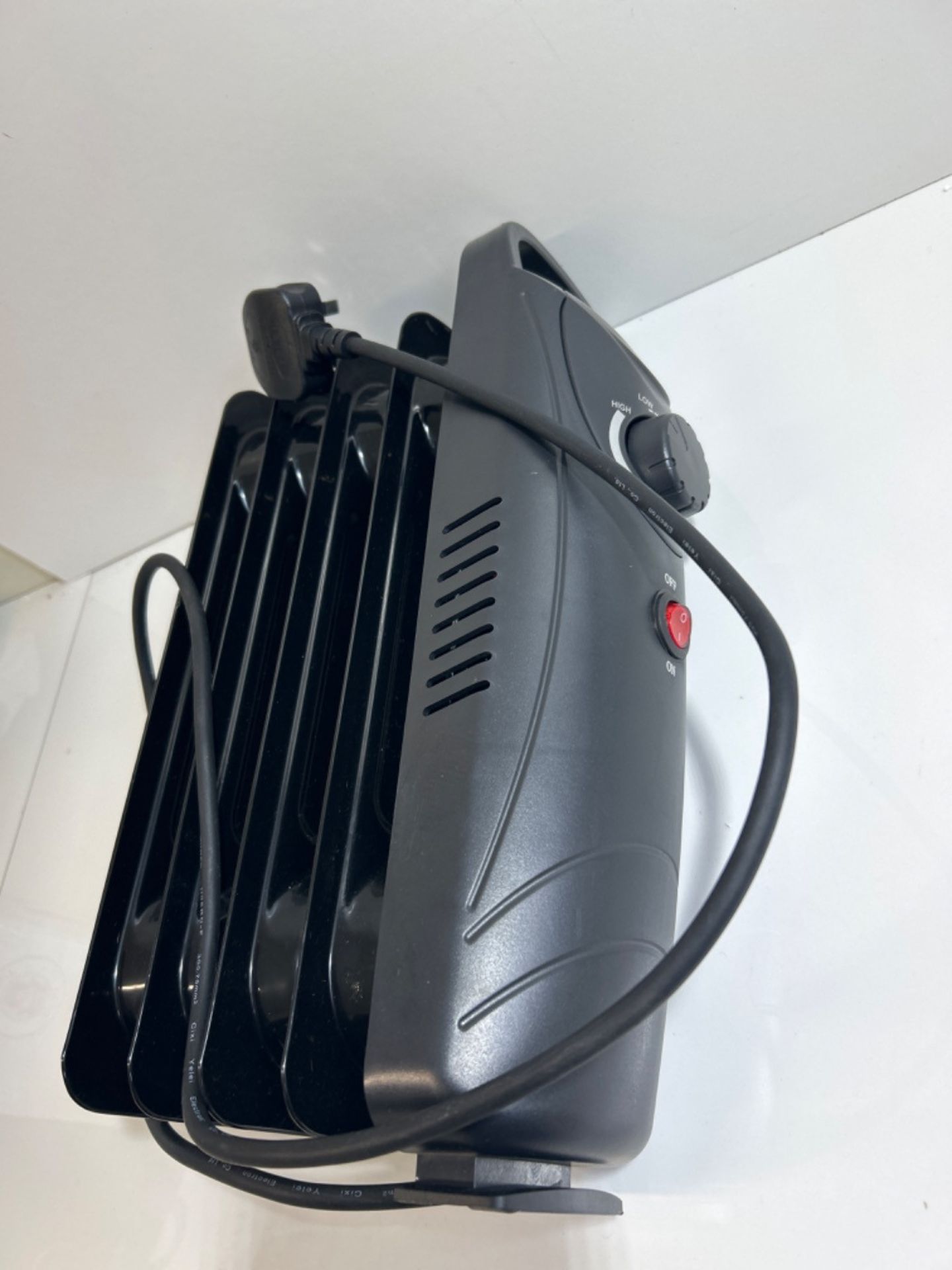 Russell Hobbs 650W Oil Filled Radiator, 5 Fin Portable Electric Heater - Black, Adjustable Thermost - Image 3 of 3