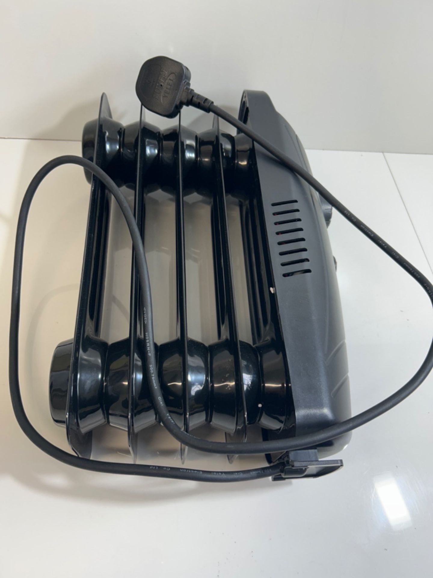 Russell Hobbs 650W Oil Filled Radiator, 5 Fin Portable Electric Heater - Black, Adjustable Thermost - Image 2 of 3
