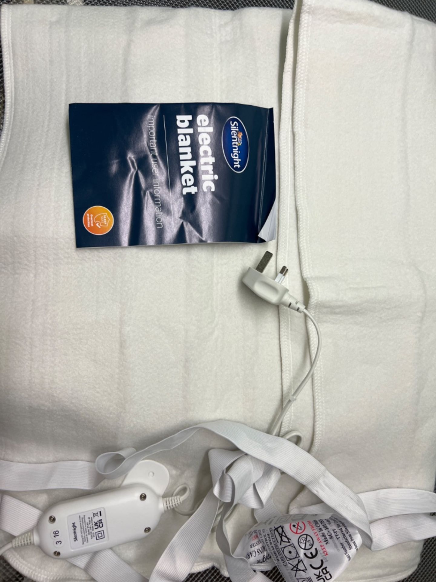 Silentnight Comfort Control Electric Blanket - Heated Underblanket with 3 Heat Settings, Fast Heat  - Image 2 of 3