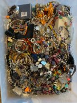 Approximately 10kg of costume jewellery.