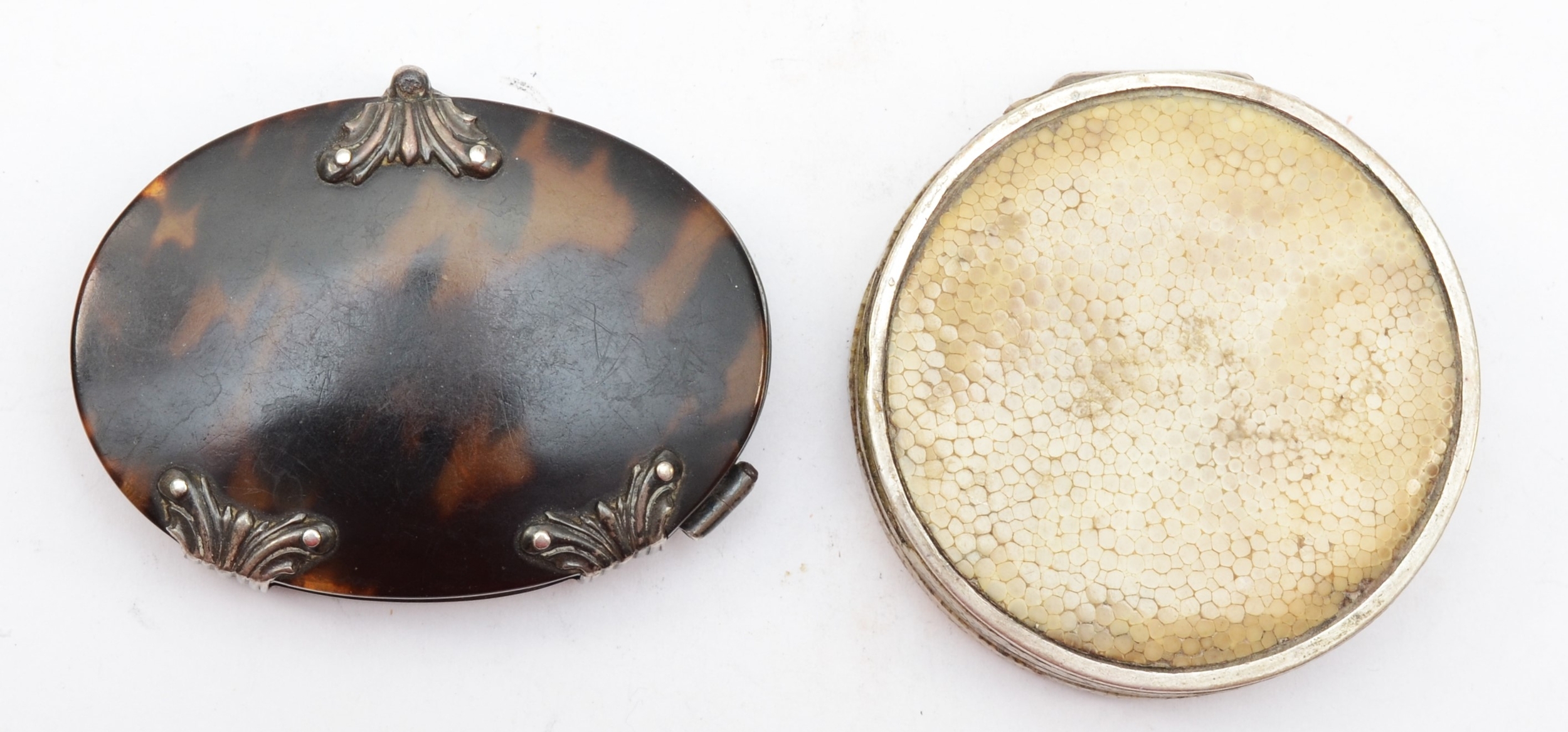 A Georgian silver mounted and tortoiseshell magnifying glass, unmarked, 6.5 x 5 x 1.5cm (damage to