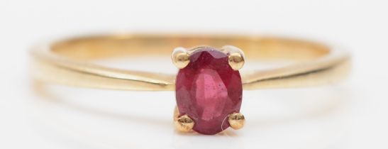 A 9ct gold ruby solitaire ring, O, 1.7gm.