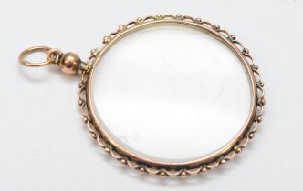 A 9ct gold photograph pendant, with rope twist border, 33mm, 6.5gm.