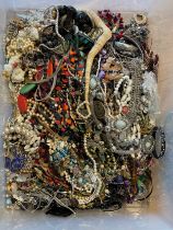 Approximately 10kg of costume jewellery.