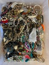 Approximately 10kg of costume jewellery.