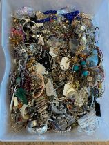 Approximately 10kg of costume jewellery.