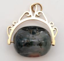 A 9ct gold moss agate spinning watch fob, 26 x 26mm,