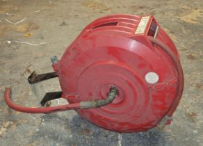 A sealey wall mounted air hose reel, 17 Bar (250 psi).