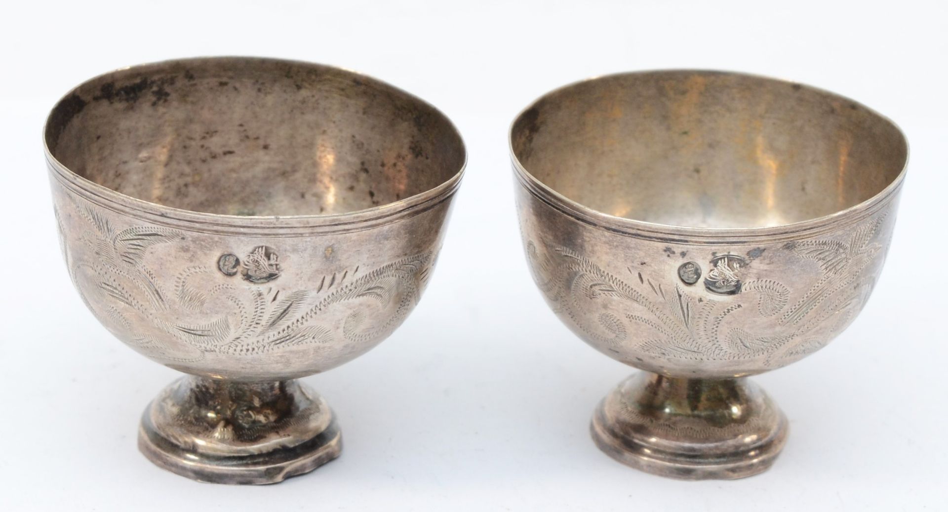 Two Ottoman Empire silver cups with chased scrolling decoration, 4.5 x 5.5cm, 52gm. - Image 4 of 4