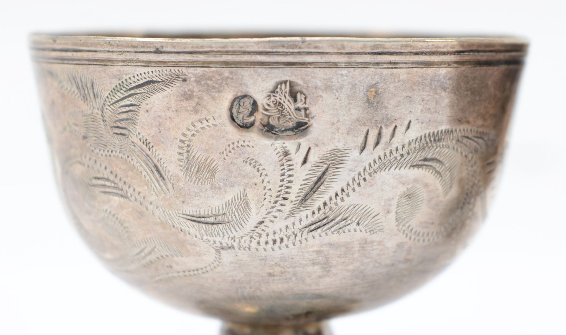 Two Ottoman Empire silver cups with chased scrolling decoration, 4.5 x 5.5cm, 52gm. - Image 2 of 4