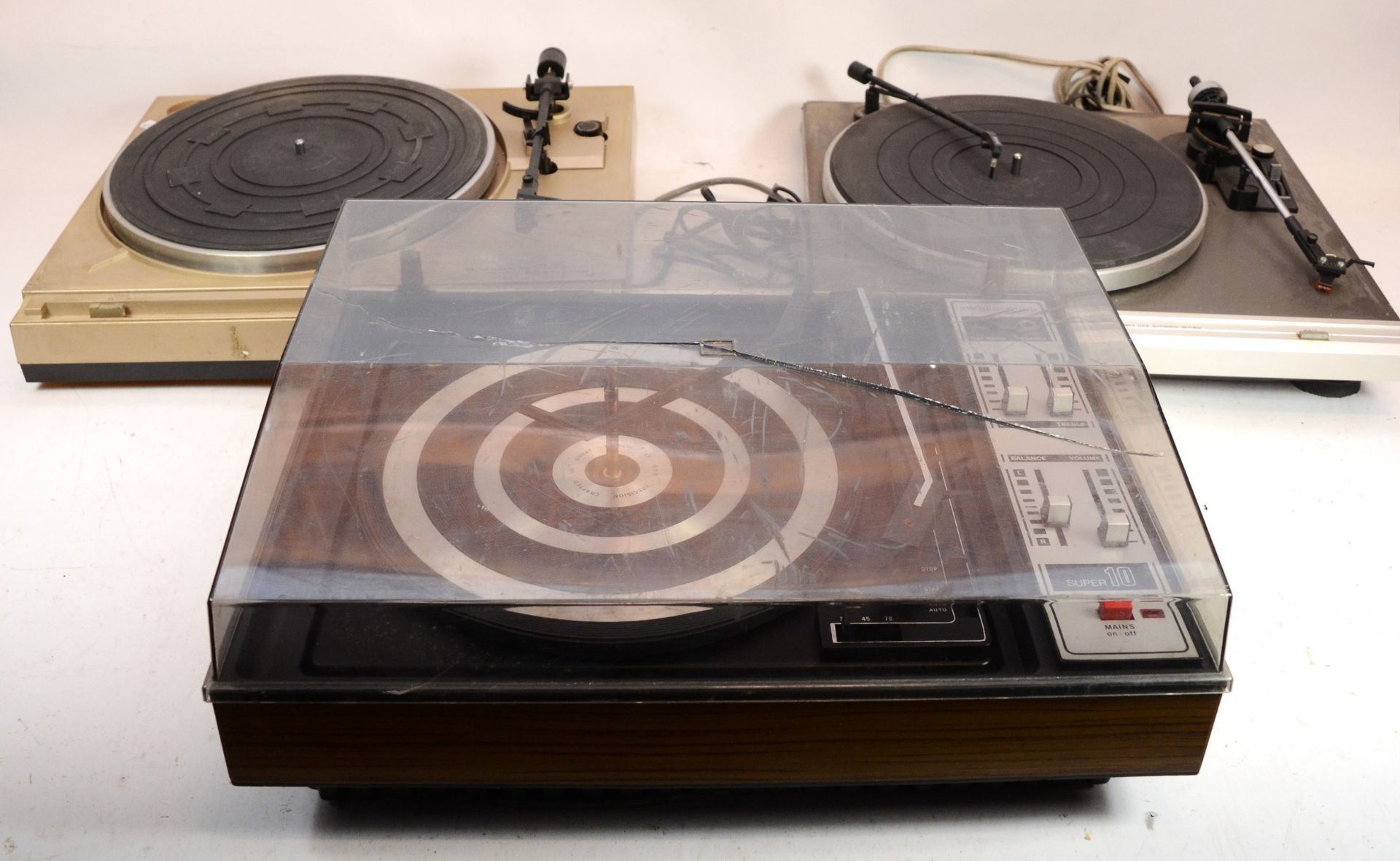 A Mitsubishi DP-780 turntable, together with a Marantz turntable TT1200, and a "Super ten"