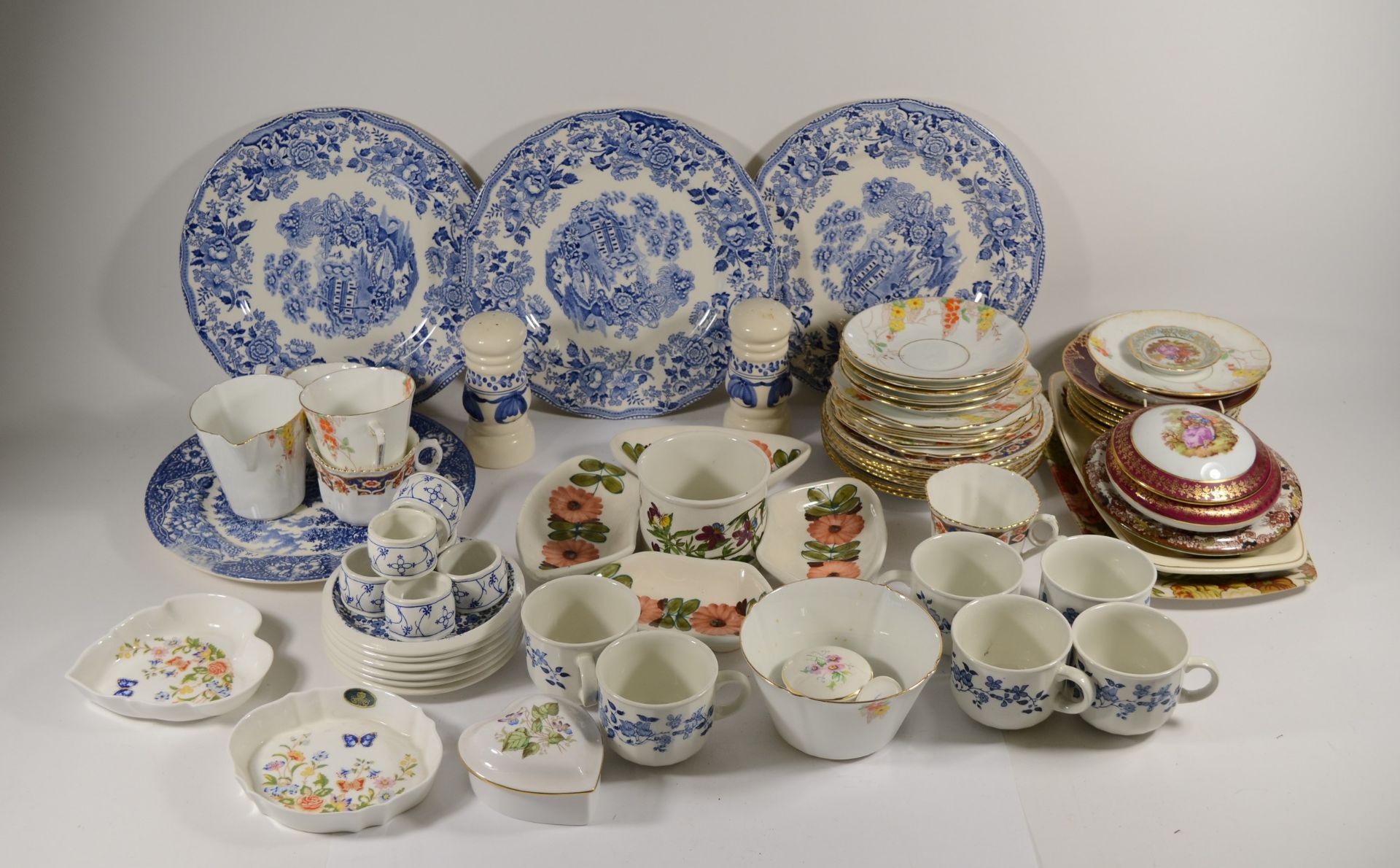 Three boxes of ceramics to include a Royal Doulton Platinum Concord tea service, H 5048, Stanley - Image 3 of 4