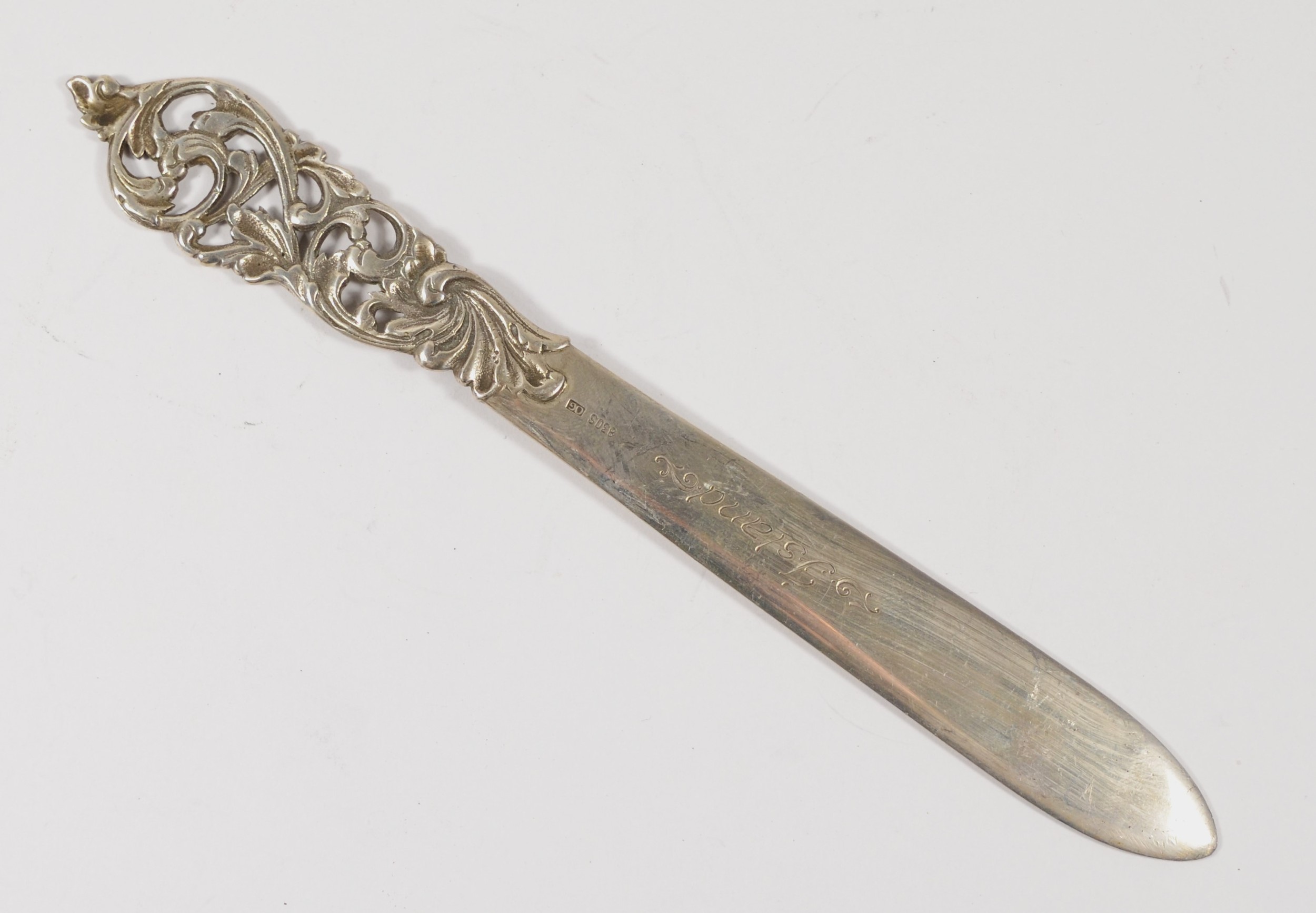 A Scandinavian 830 silver letter opener, with cast floral handle, inscribed Island20cm, 51gm - Bild 2 aus 2