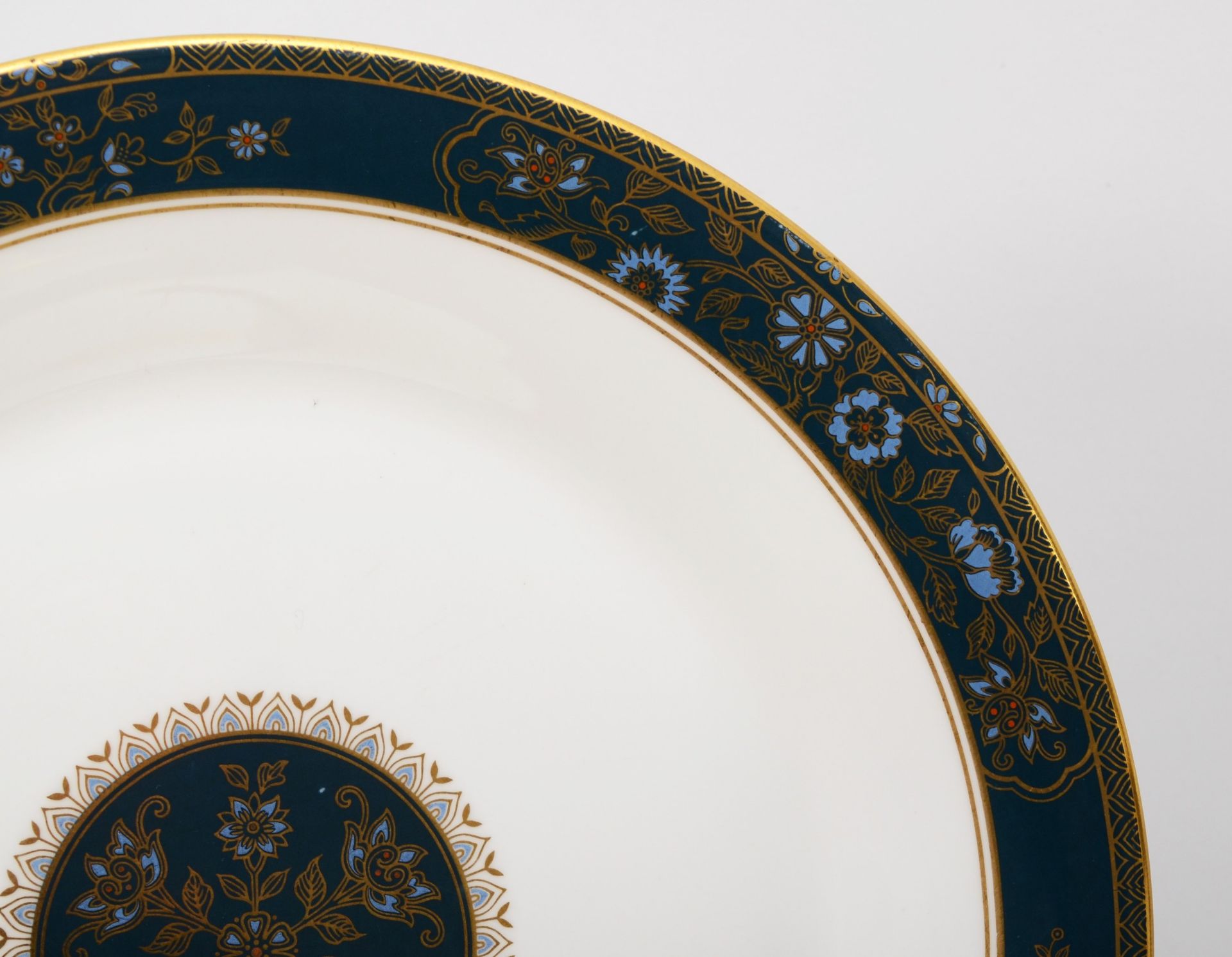 Royal Doulton Carlyle (H5018) pattern part dinner and tea set comprising of eight 27cm diameter - Image 2 of 4