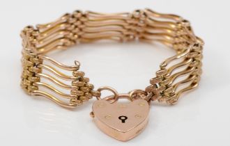 An Edwardian 9ct gold heart shaped padlock bracelet, possibly by Maurice Gratz & Co, Chester 1908,